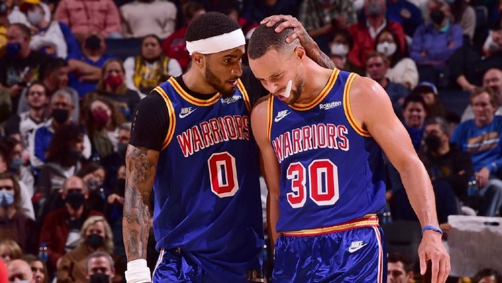 郑钦文罕见发火！扔香蕉皮发泄，晋级后感叹：湿热天气致比赛艰难.