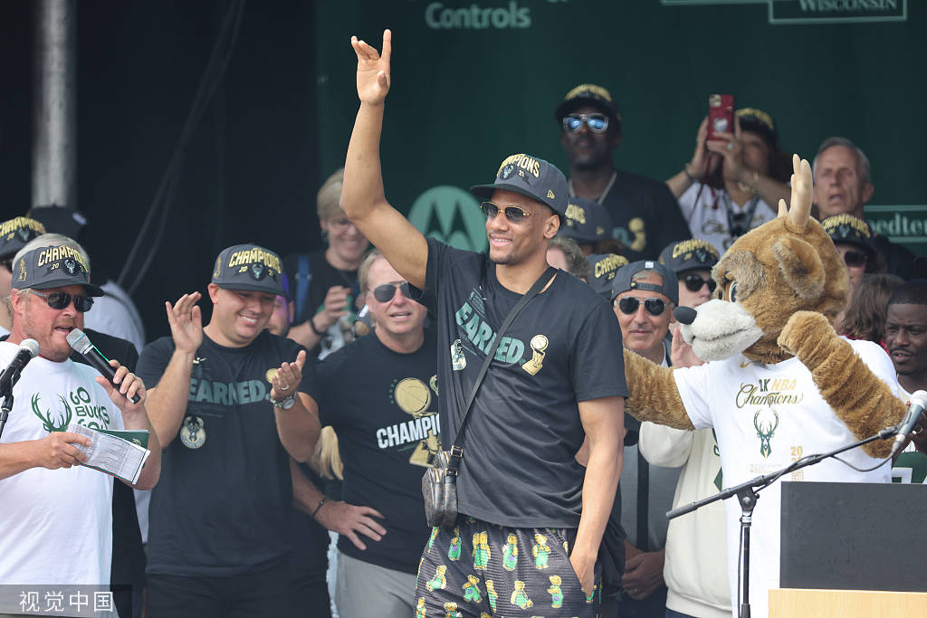 詹姆斯：亚当斯强的离谱，全队人加上教练组、安保才能卡住他